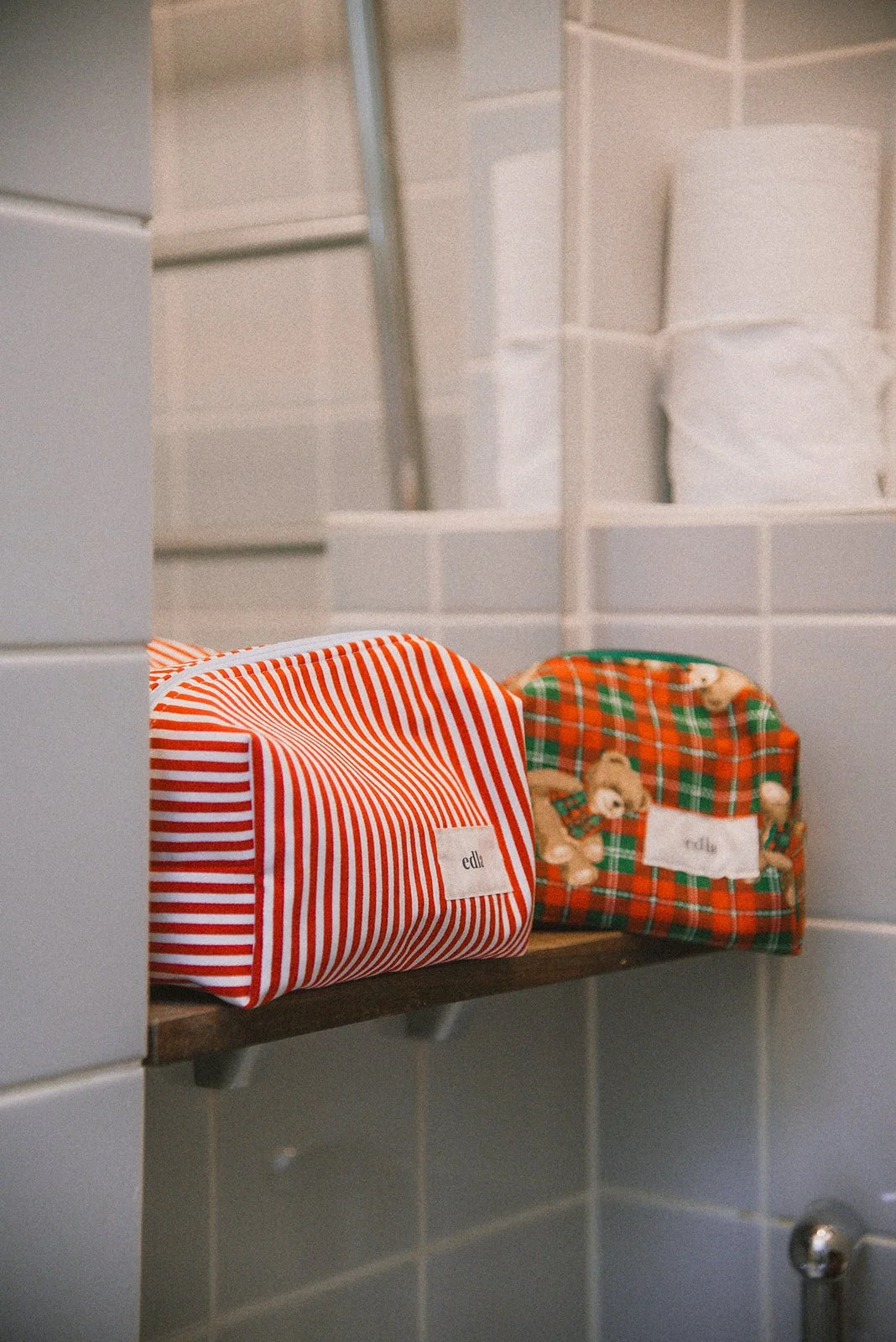 Tuotekuva Edlan meikkipusseista. Kuvannut brändikuvaaja Heidi Väisänen.