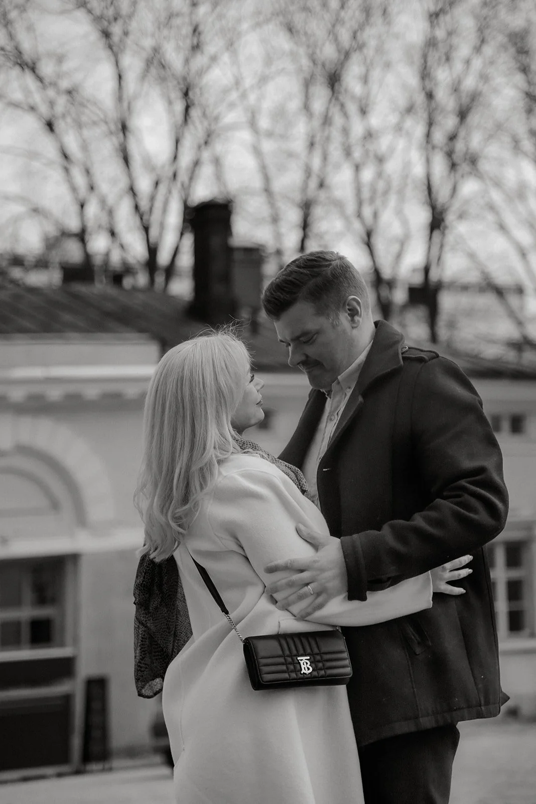 Lähikuva pariskunnasta toisiaan vasten kääntyneinä.