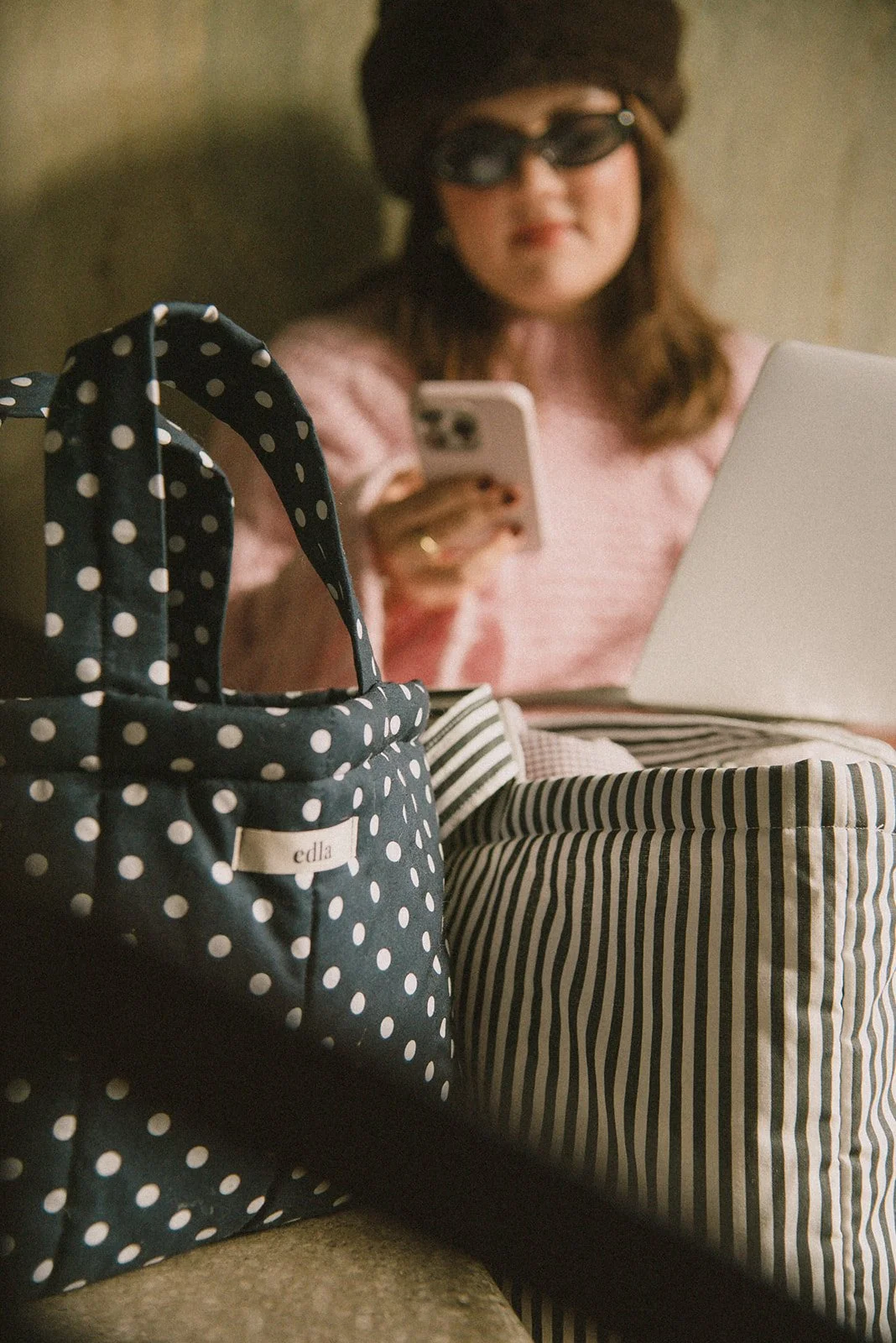 Tuotekuva Edlan kasseista, taustalla yrittäjä kännykkä ja läppäri käsissään.