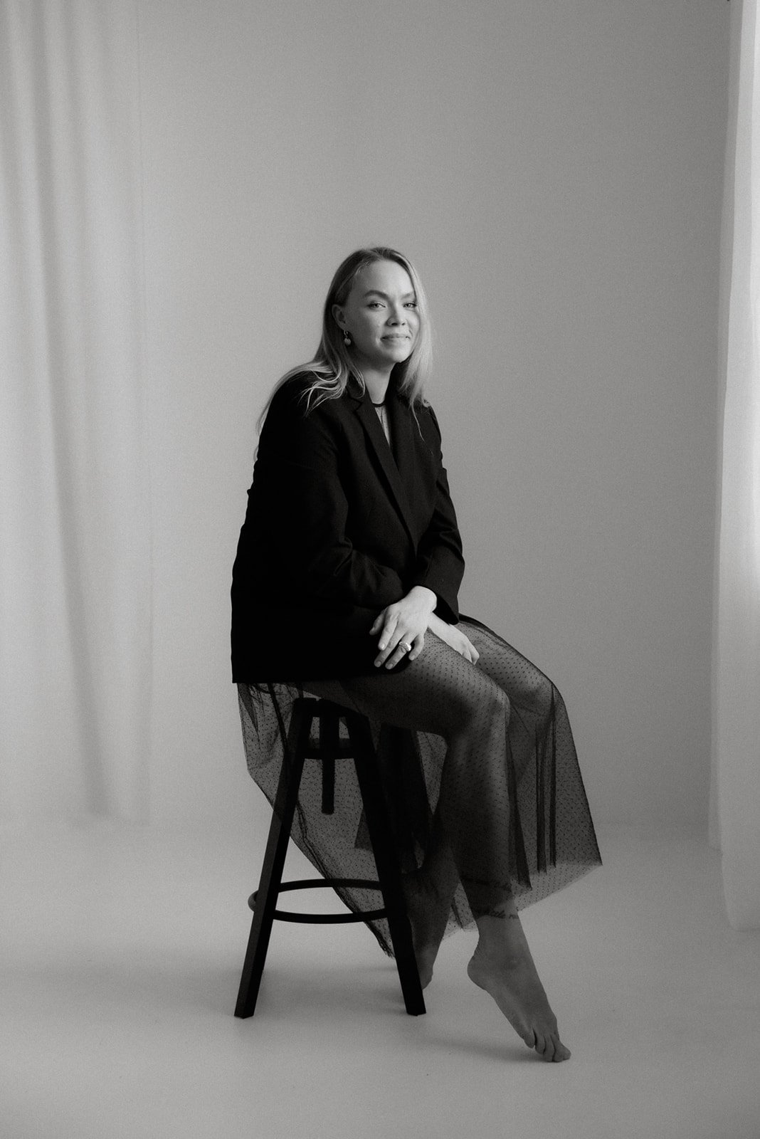 Henkilökuva naisyrittäjä Jenni Boughanmista. Kuvannut valokuvaaja Heidi Väisänen.