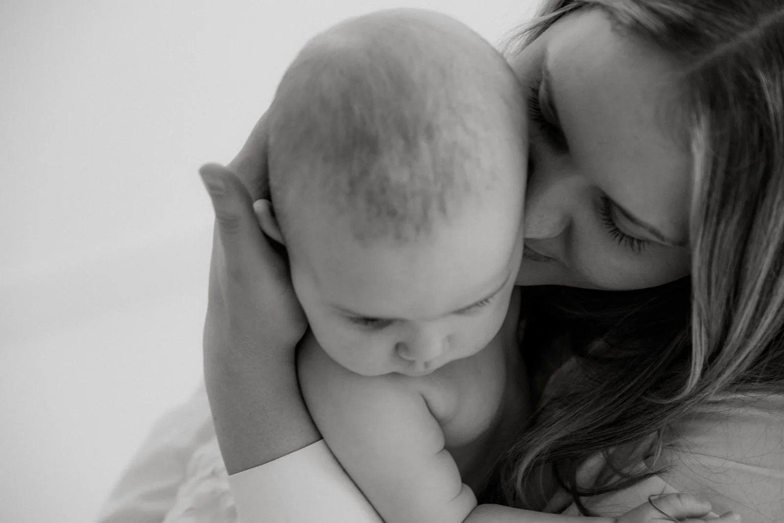 Äiti ja lapsi -valokuvaus valoisassa studiossa.