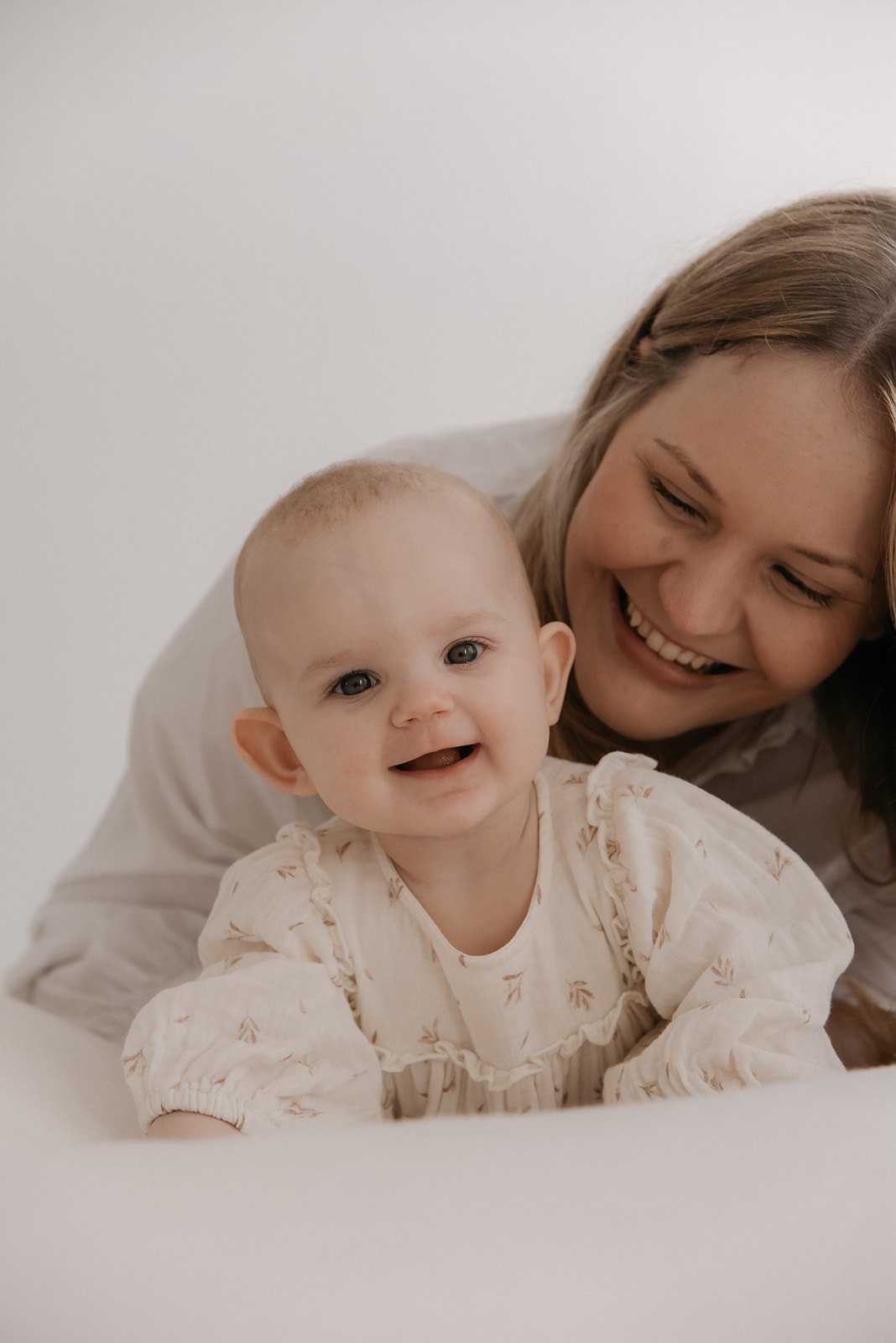 Äiti- ja lapsi -valokuvaus, molemmat nauravat iloisesti.