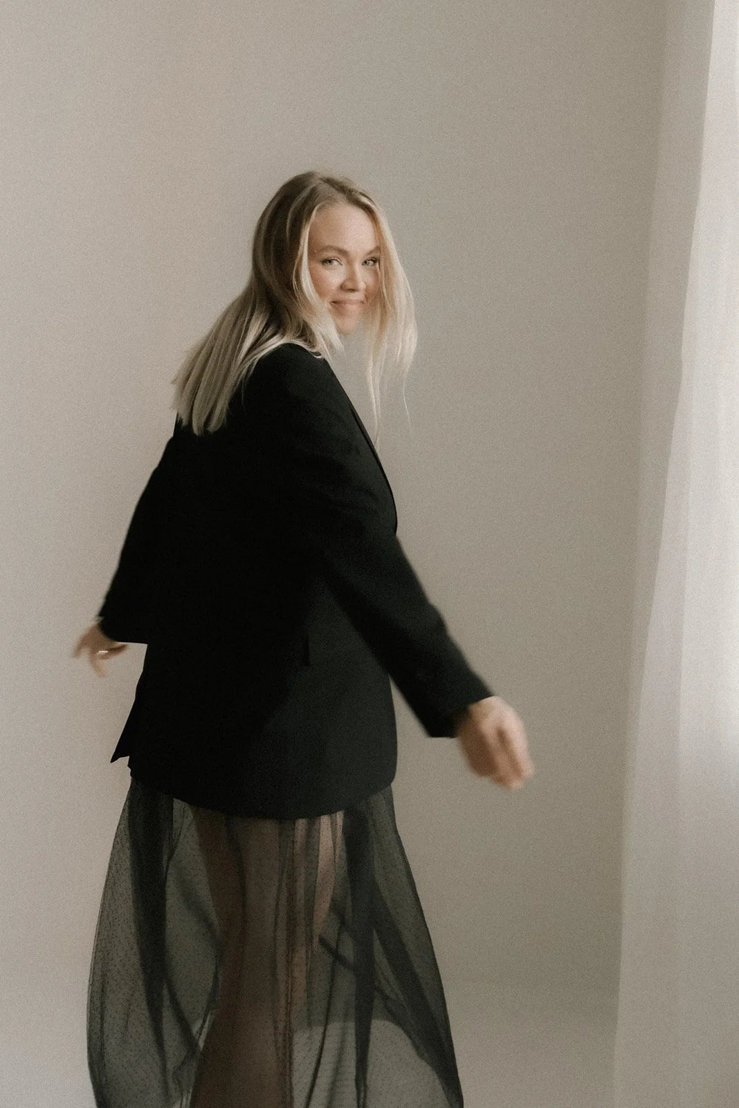 Brändikuvaus studiolla. Yrittäjä poseeraa kuvassa.