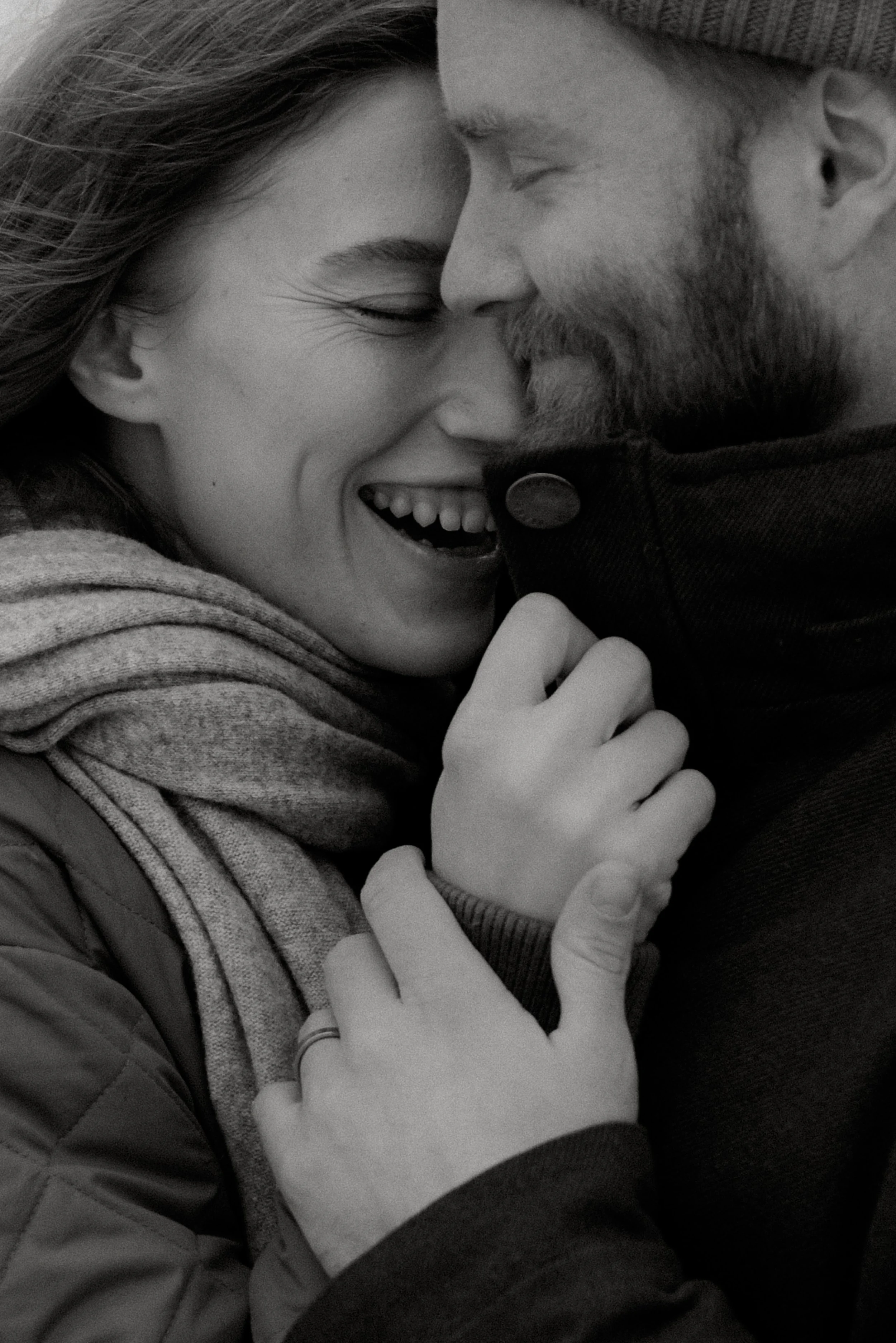 Rakastunut pariskunta painautuneena toisiinsa ulkona.