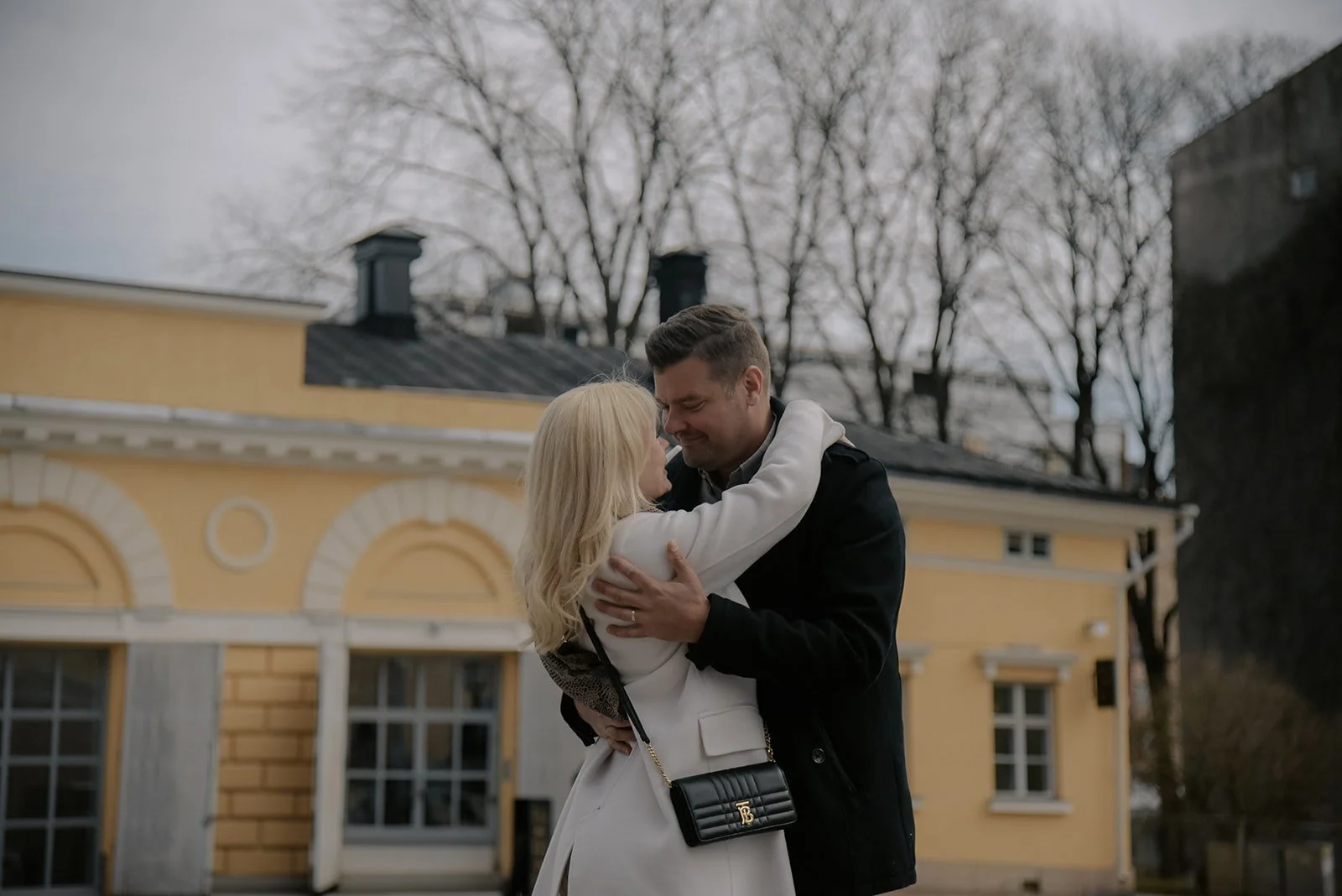 Pariskuntakuvaus vanhan talon edustalla.