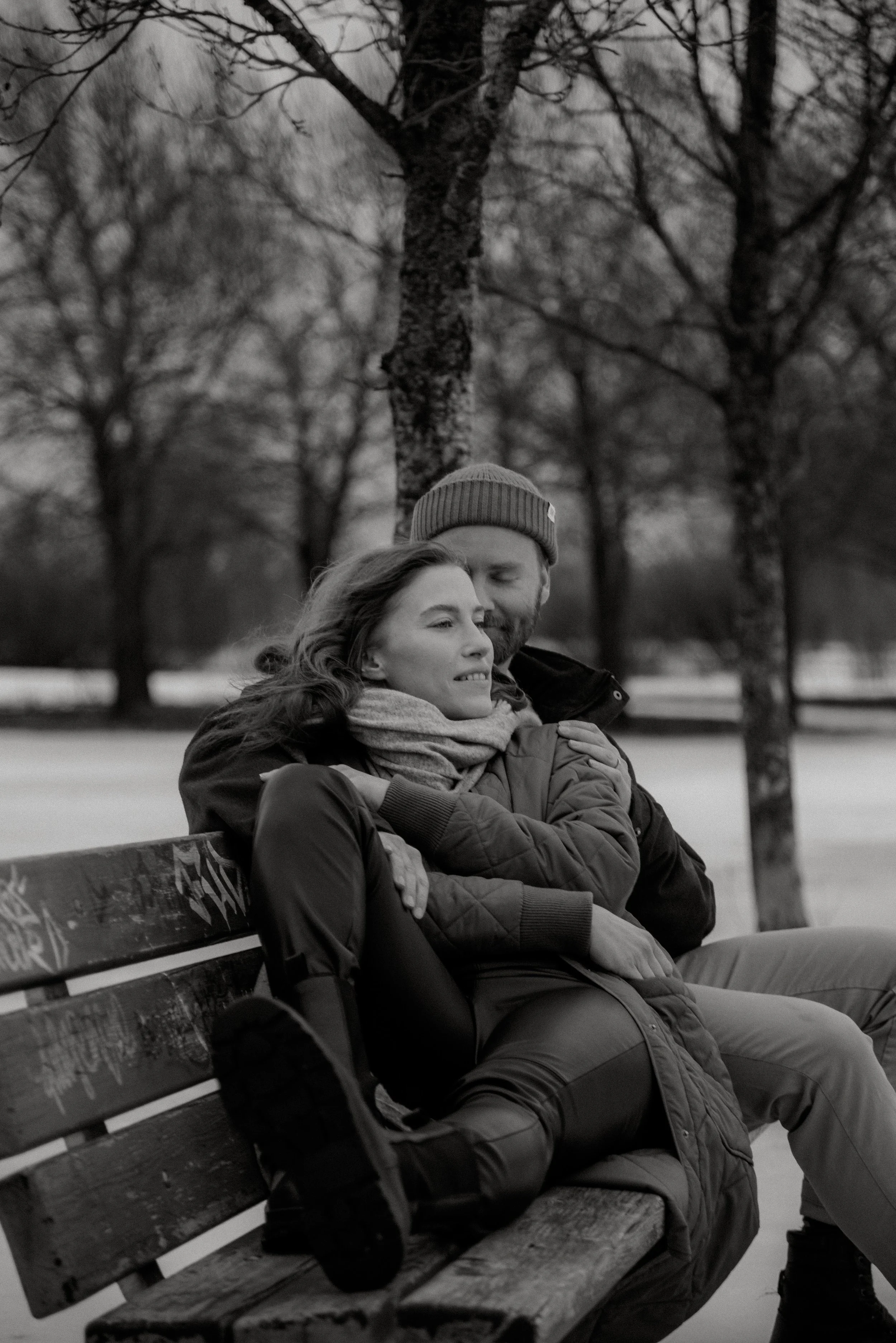 Pariskuntakuvaus luonnonvalossa puistossa.