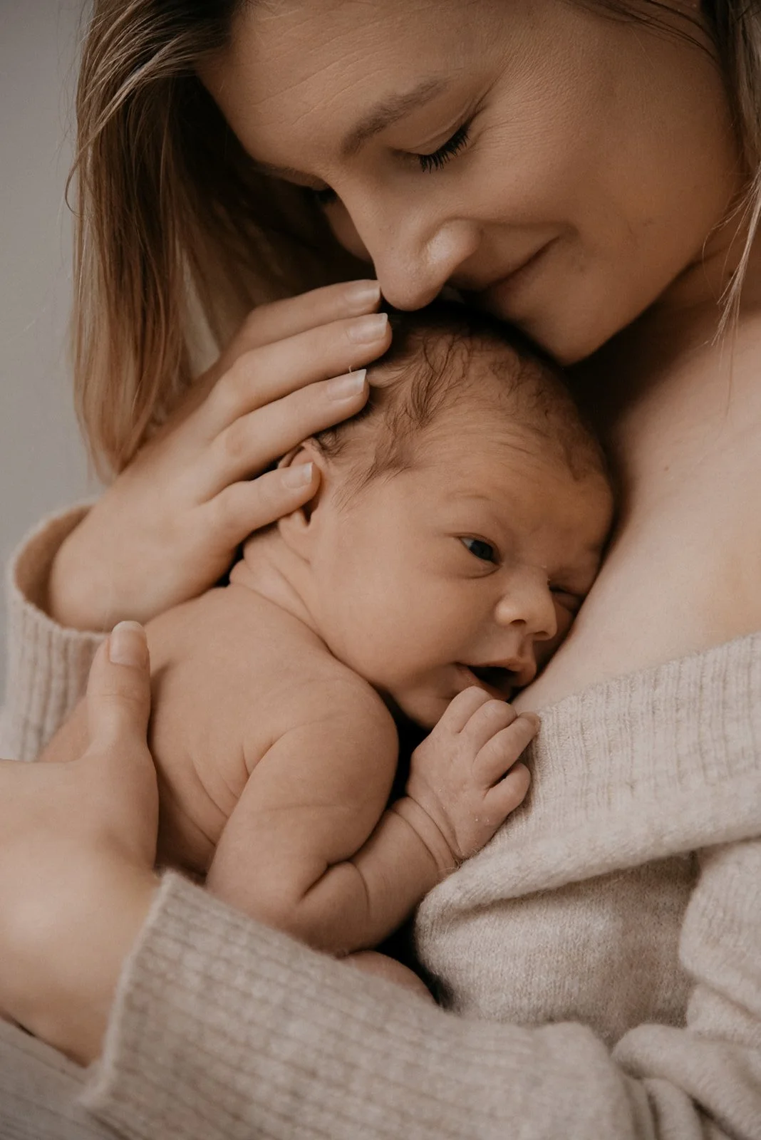 Vastasyntyneen ensi hetket. Valokuvassa vauva äidin sylissä.