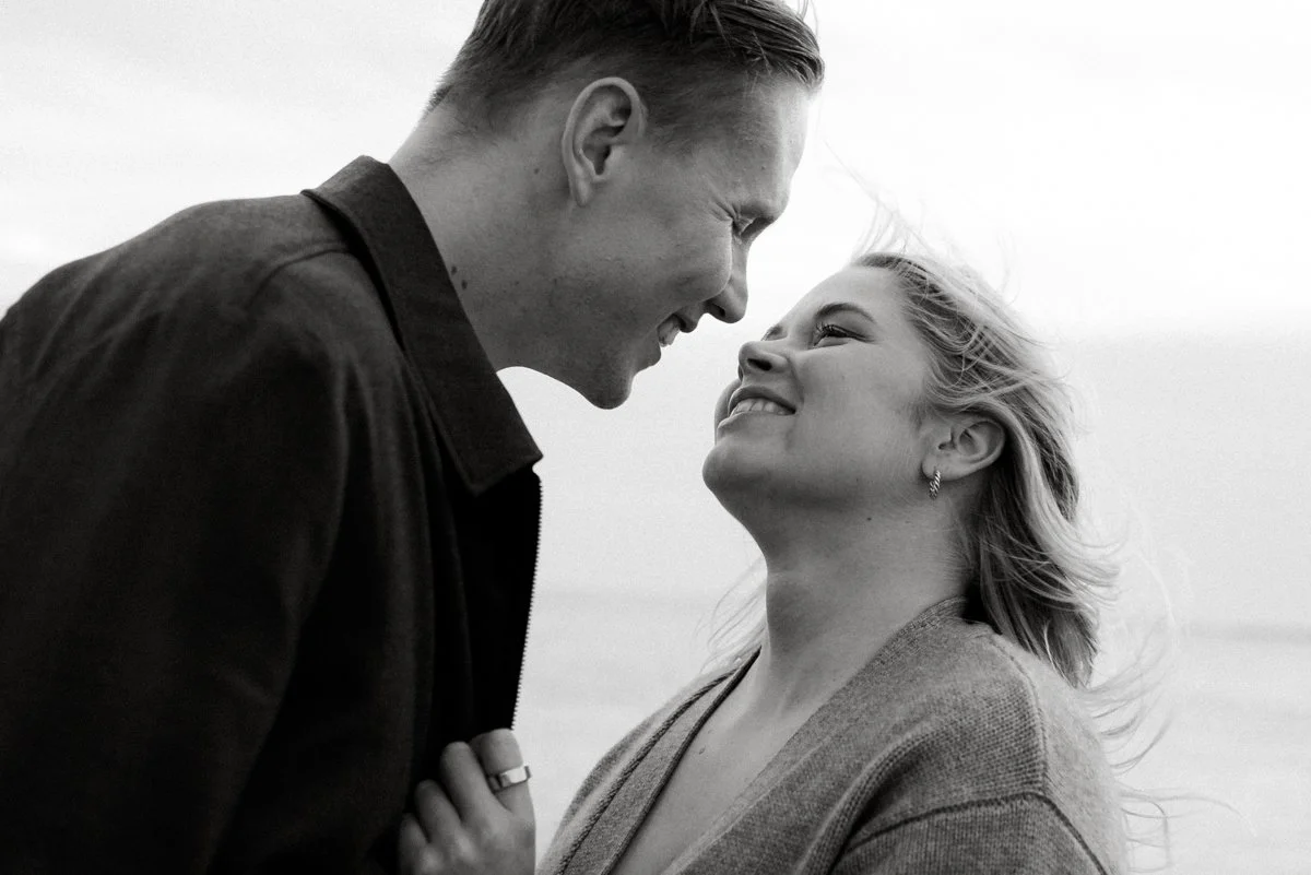 Toisiinsa uppoutunut pariskunta lähikuvassa.