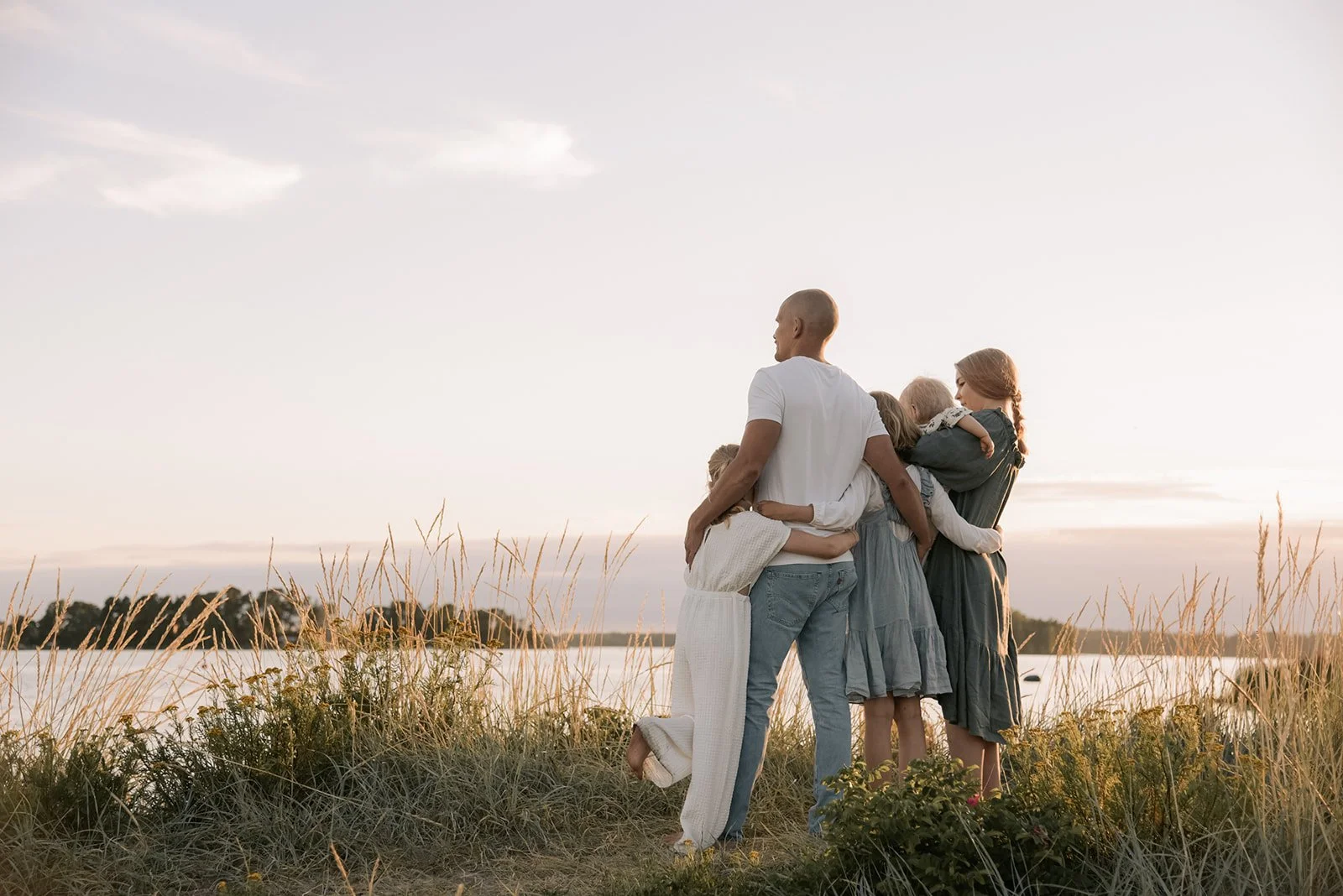 Heidi Väisäsen toteuttama perhekuvaus miljöössä.