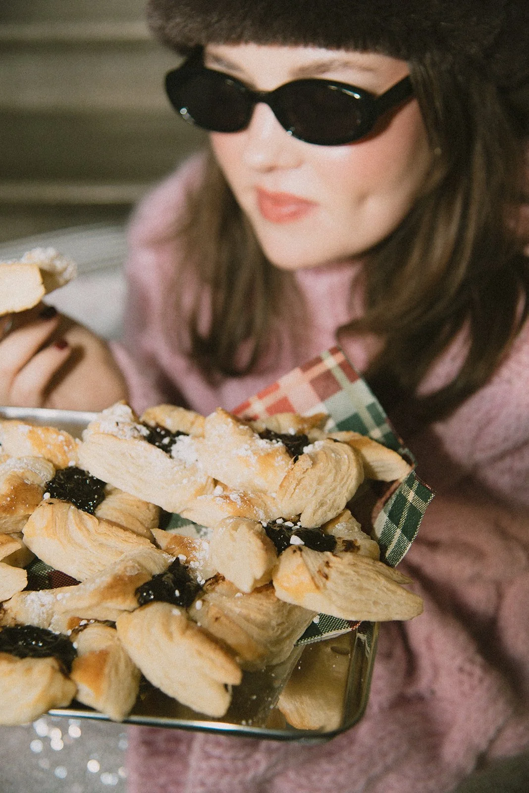 Herkullisia joulutorttuja rekvisiittana kuvauksissa.