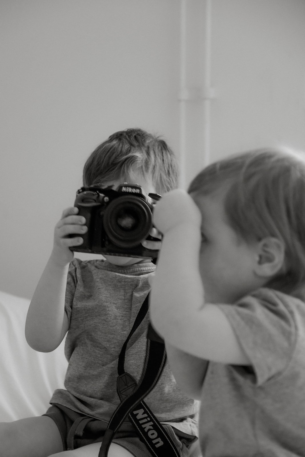 Perhekuvaus, lapset leikkivät kameralla.