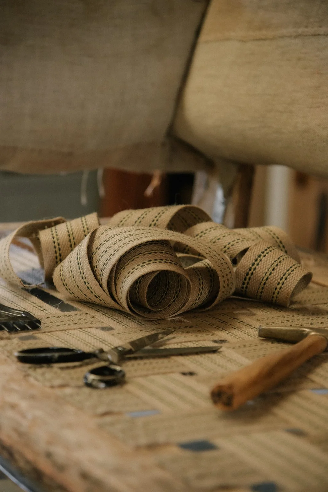 Verhoilijamestarin työkaluja verhoiluliike Eklundin liiketilassa.