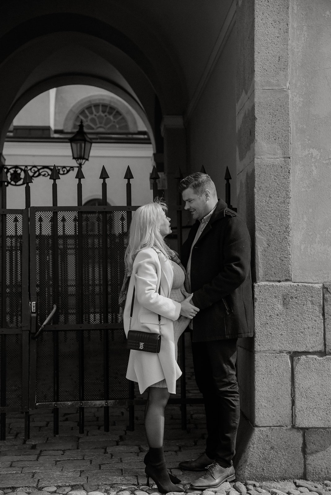 Kaupunkimiljöössä toteutettu pariskuntakuvaus.