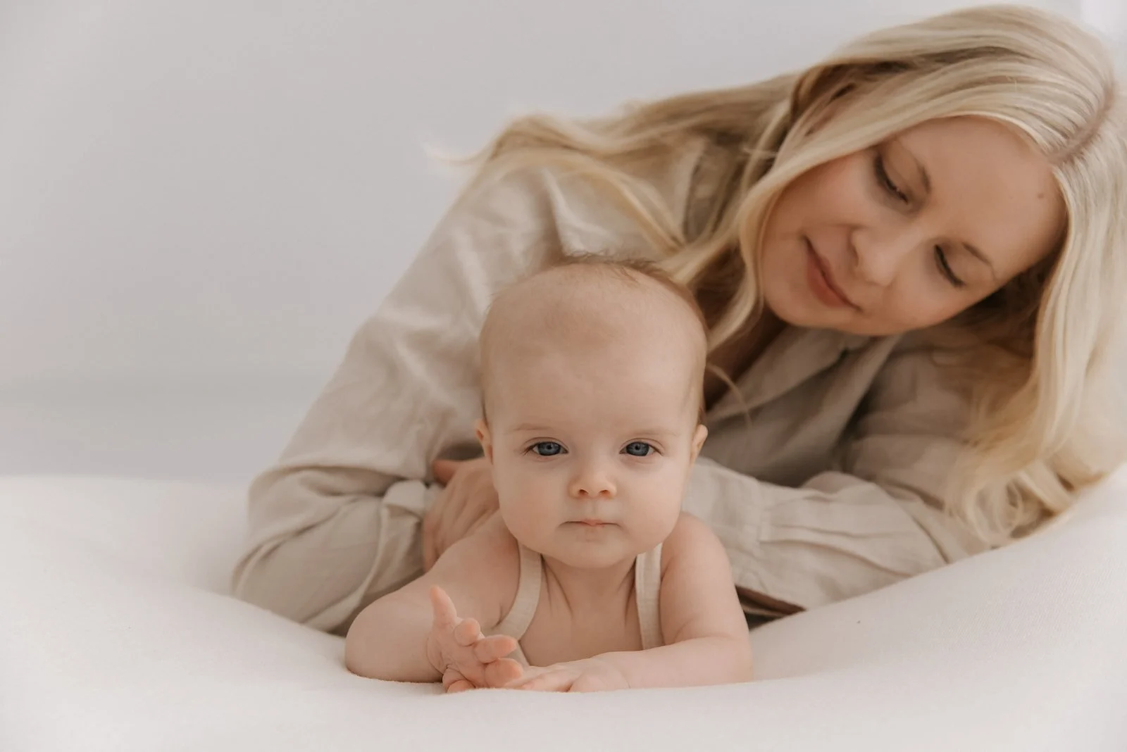 Harmonisessa valokuvassa äiti ja vauva.