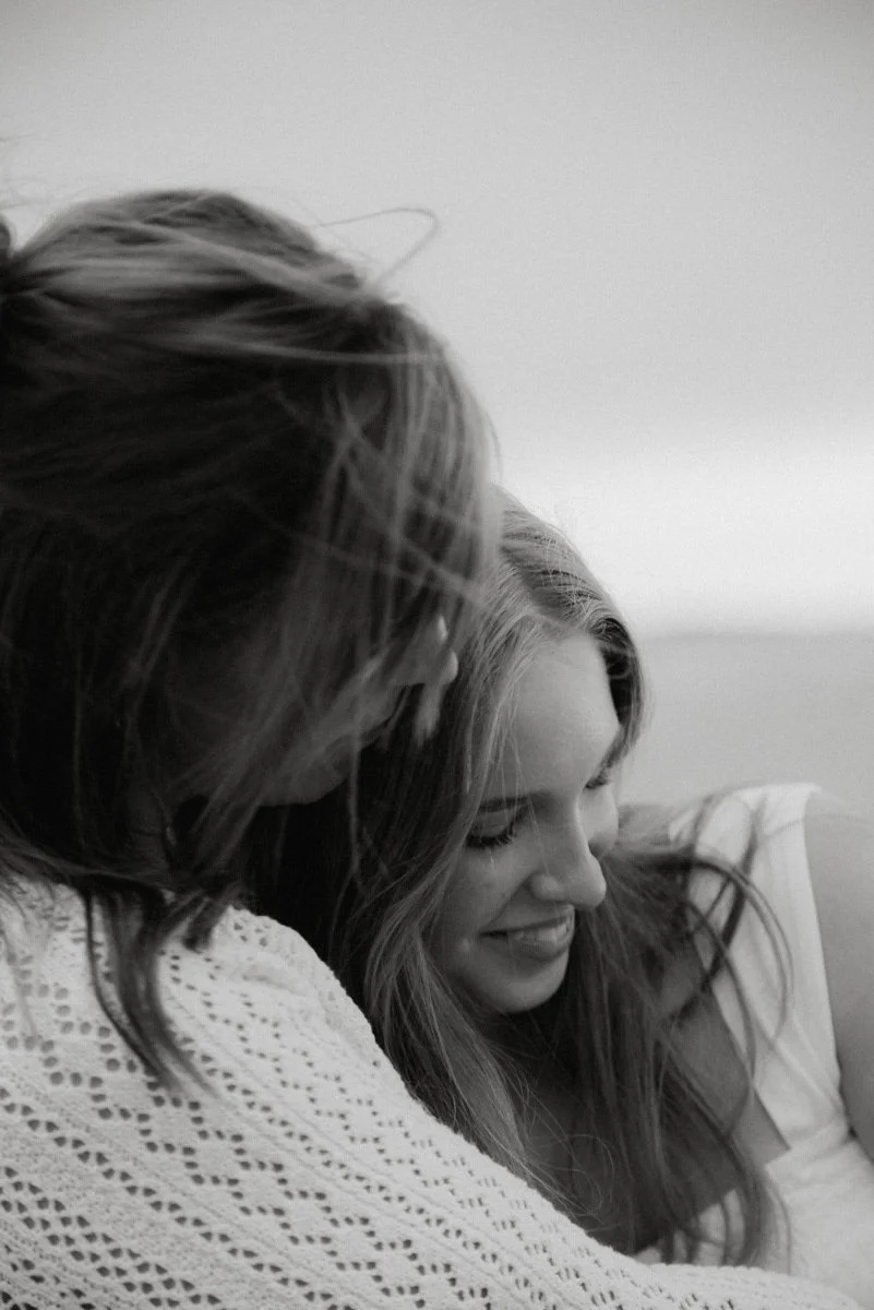 Äiti ja tytär mustavalkokuvassa.