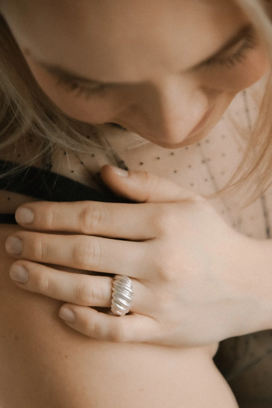 Tuotekuva sormuksesta. Kuvannut tuotekuvaaja Heidi Väisänen.