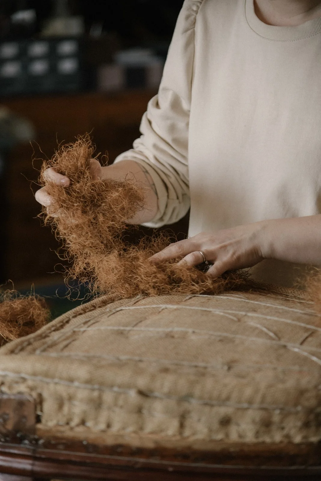 Verhoiluliike Eklundin brändikuvaus, yrittäjä Ida Eklund työssään verhoomolla.