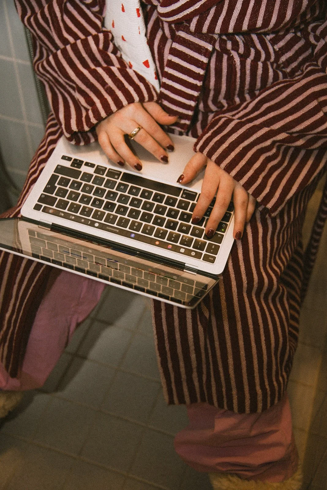 Edlan yrittäjä näpyttelee tietokonetta. Kuvannut brändikuvaaja Heidi Väisänen.