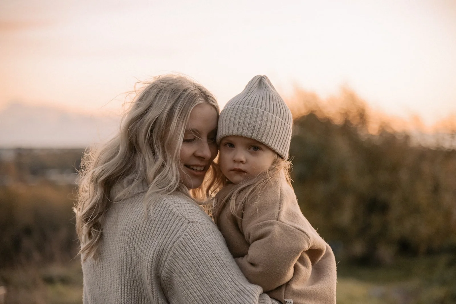 Tunnelmallinen kuva äidistä ja lapsesta.