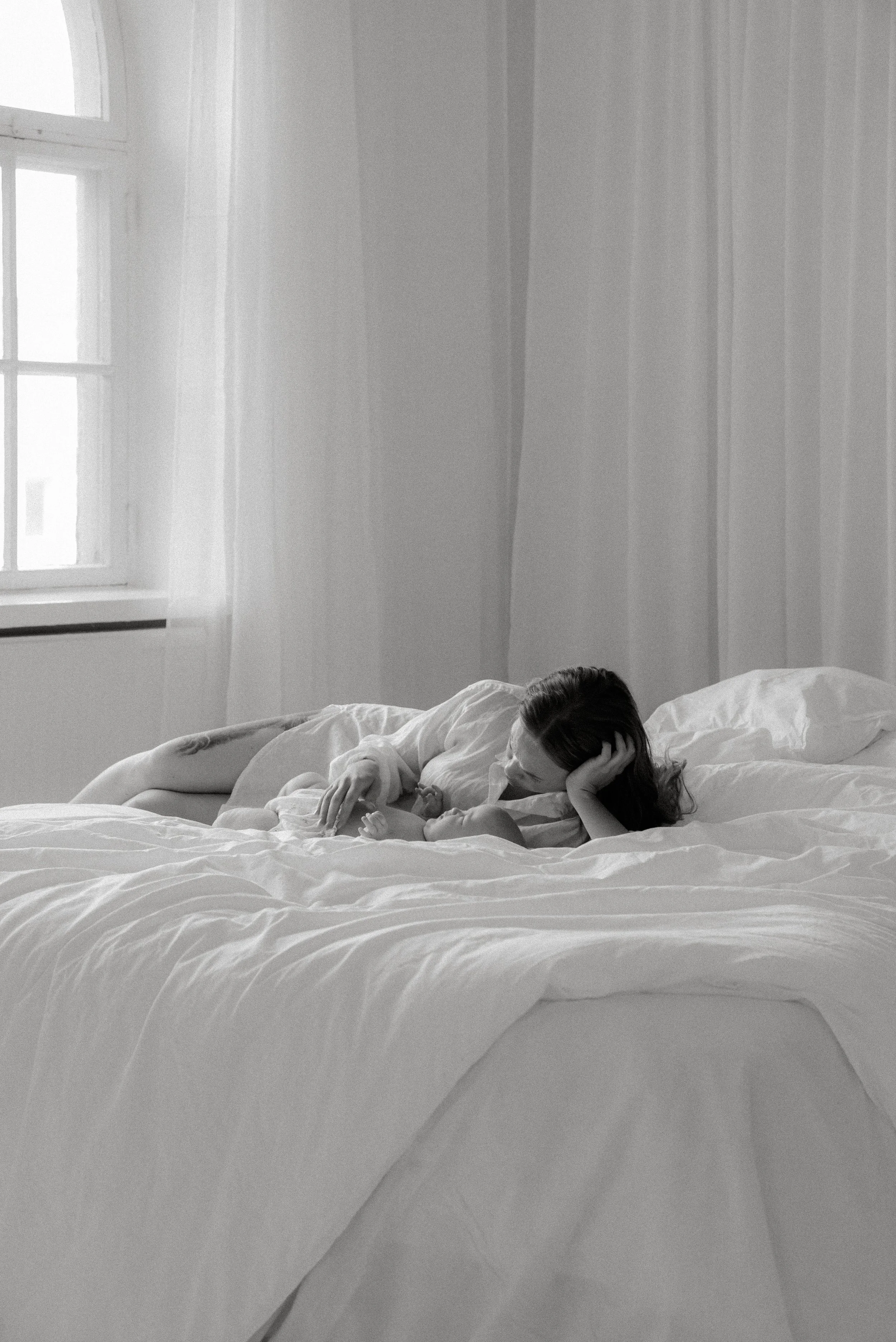 Äidin ja vauvan herkkä hetki ikuistettuna äiti-lapsikuvauksessa.