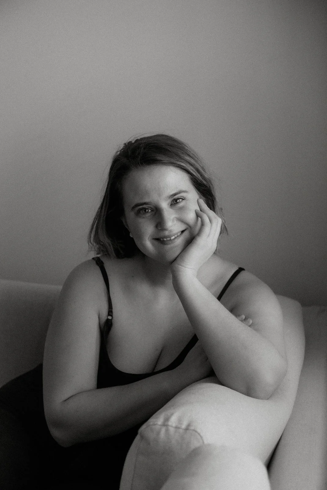 Heidi Väisänen ottama kuva naisesta kotonaan.