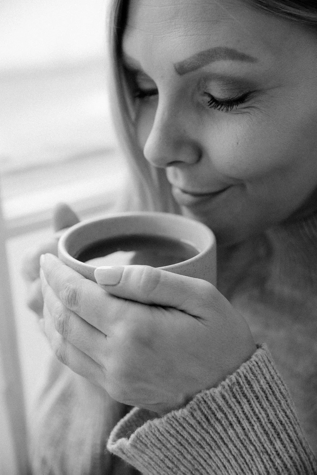 Heartiven brändikuvaus, yrittäjä Terhi Lahti tuoksuttelee teekuppia.