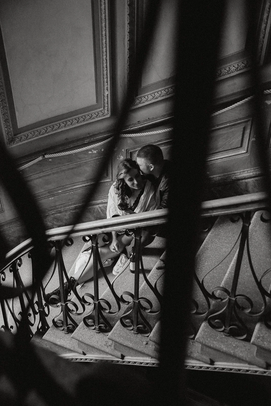 Mustavalkokuva, jossa pariskunta portaikossa. Pariskuntakuvaus Helsinki.