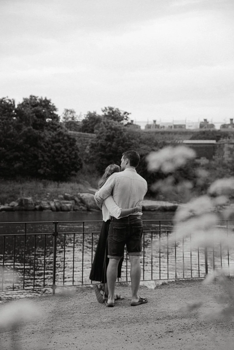 Pariskunta halaa toisiaan meren äärellä.