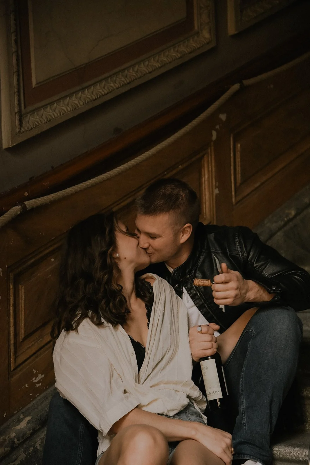 Pariskunta suutelee porraskäytävässä. Rakkauskuvaus Helsinki.