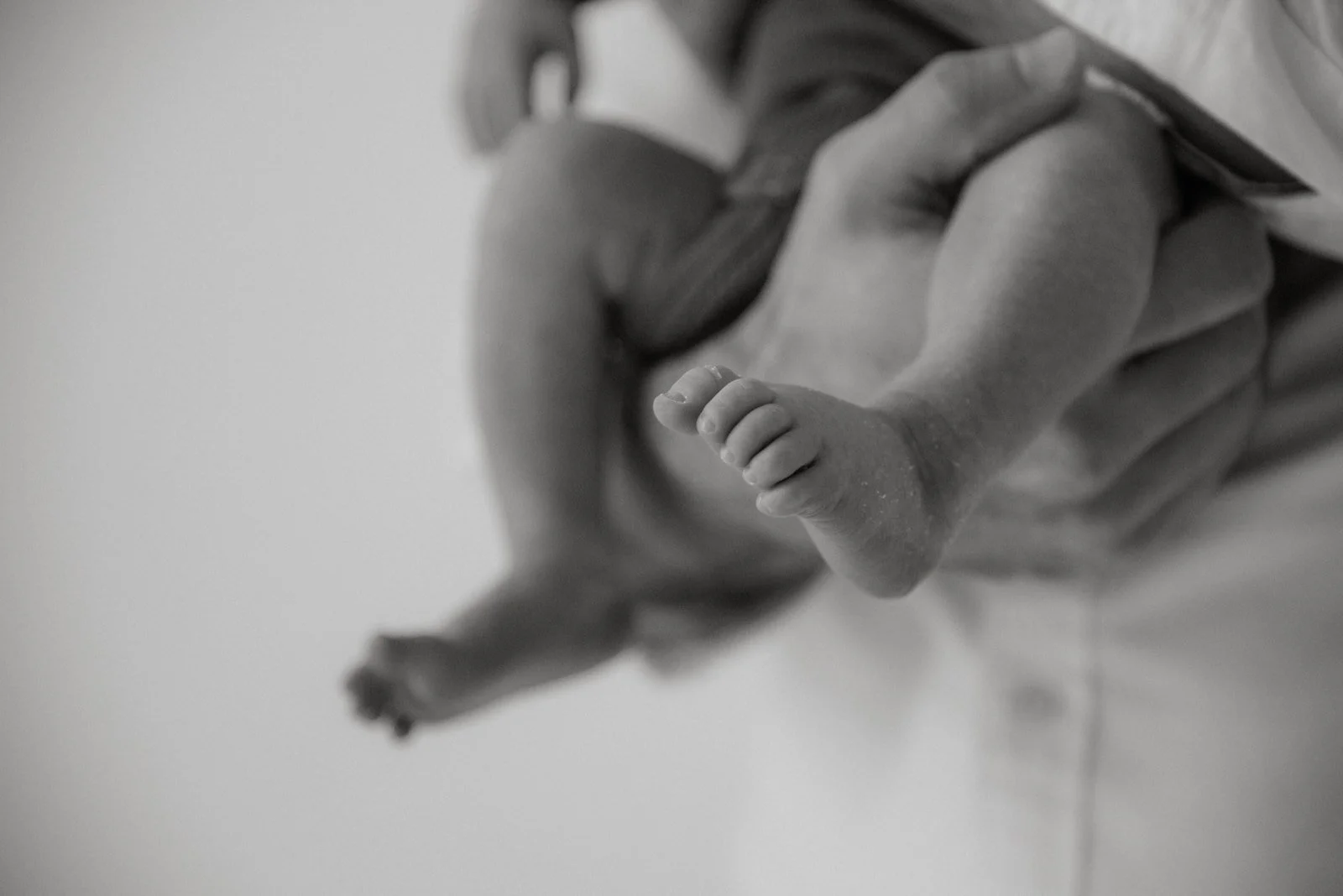 Vauvakuvauksessa vauvan pienet varpaat.