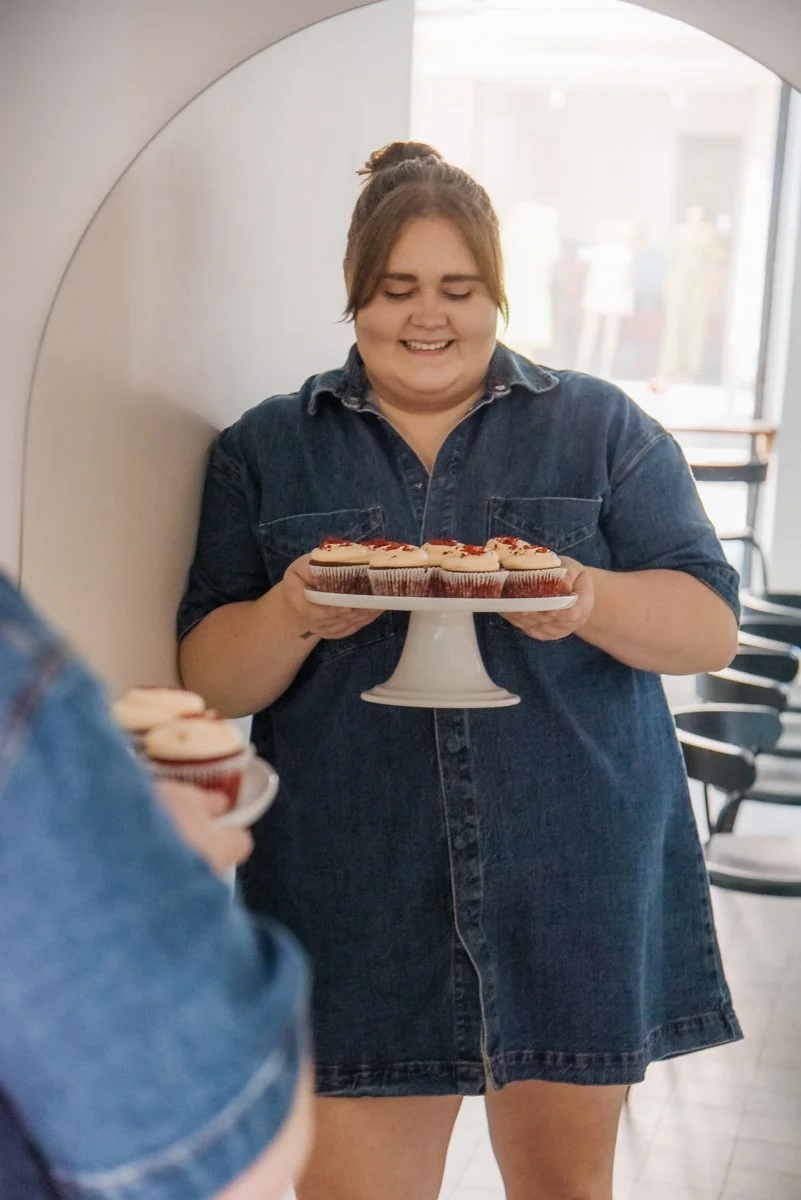 Yrityskuvaukset, Bakerikan yrittäjä esittelee leipomuksiaan. Kuvan on ottanut yrityskuvaaja Heidi Väisänen.