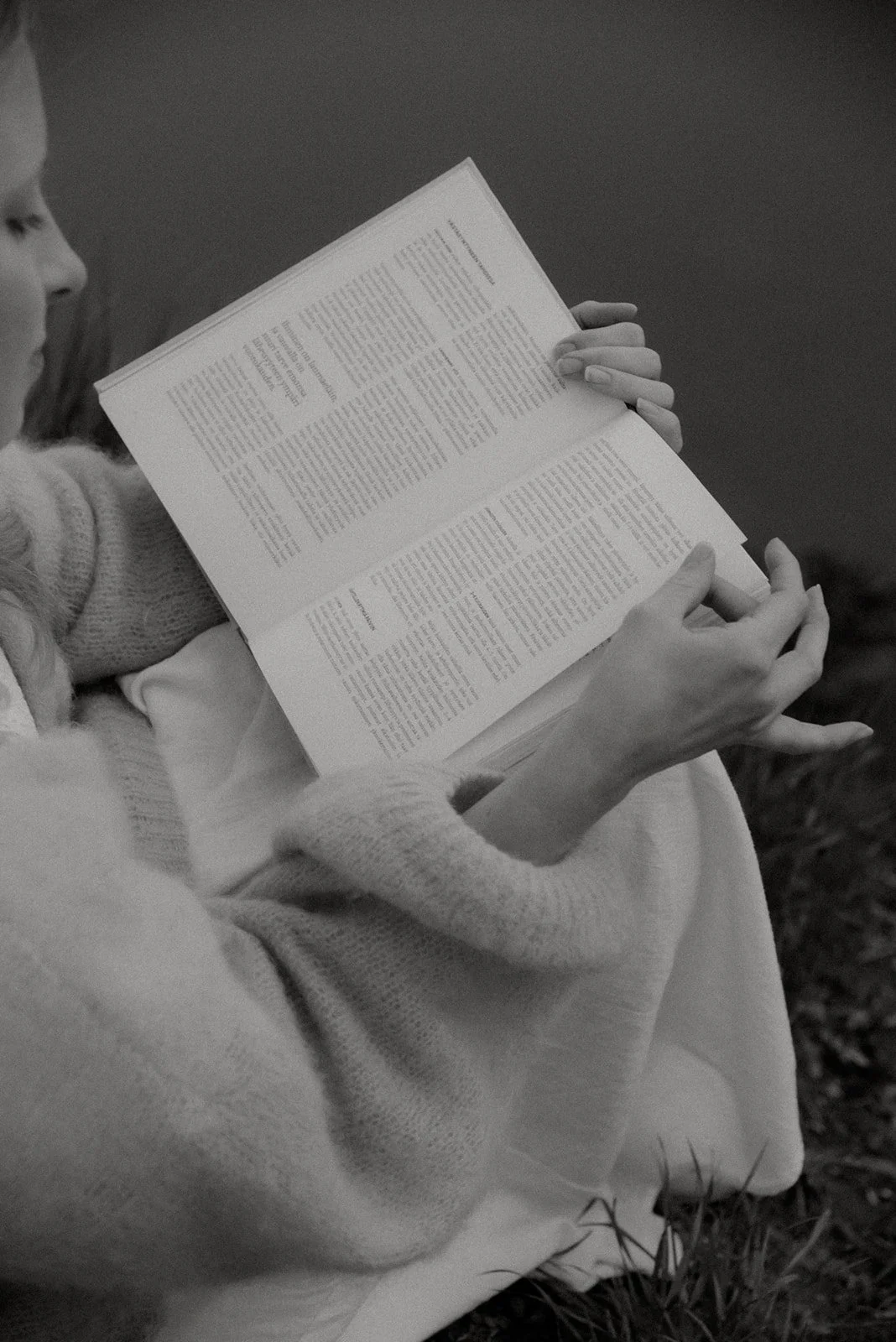 Henkilökuvaus, yrittäjä lukee kirjaa mustavalkoisessa otoksessa.