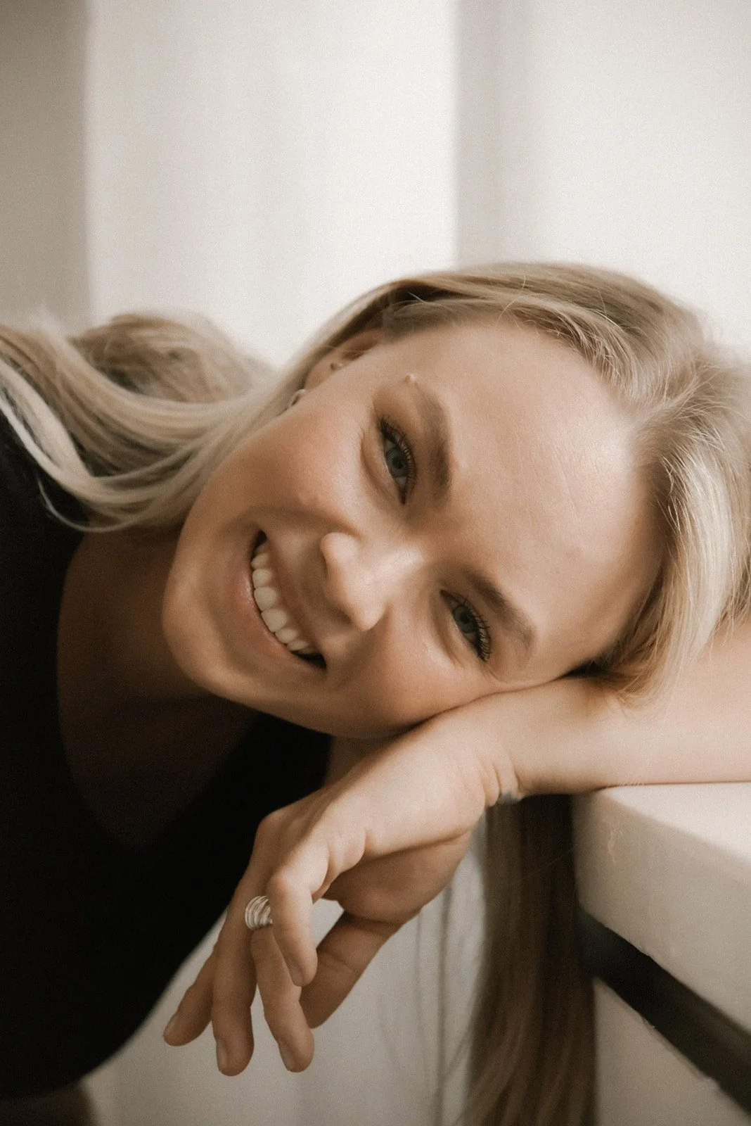 Muotokuva naisyrittäjä Jenni Boughanmista. Kuvannut henkilökuvaaja Heidi Väisänen valoisalla studiollaan Keravan Saviossa.