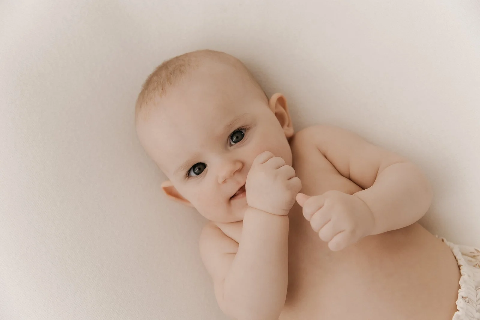 Harmoninen valokuvausstudio Saviolla Keravalla. Kuvattavana suloinen vauva.