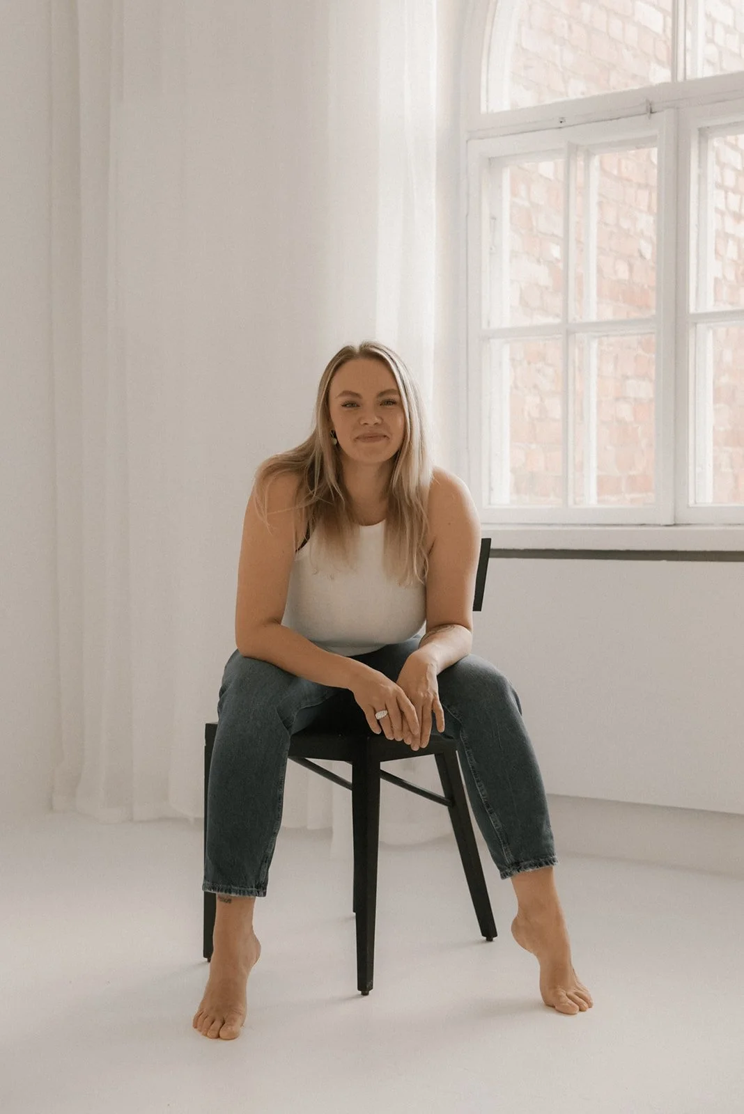 Jemilia Designin brändikuvaus valoisassa studiossa.