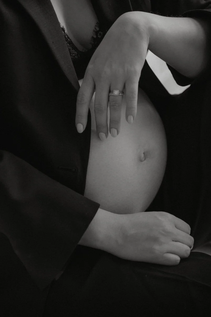 Äidin pyöristyvä vatsa mustavalkoisessa kuvassa. Odotusajankuvaus on toteutettu Heidi Väisäsen studiolla Keravan Saviossa.