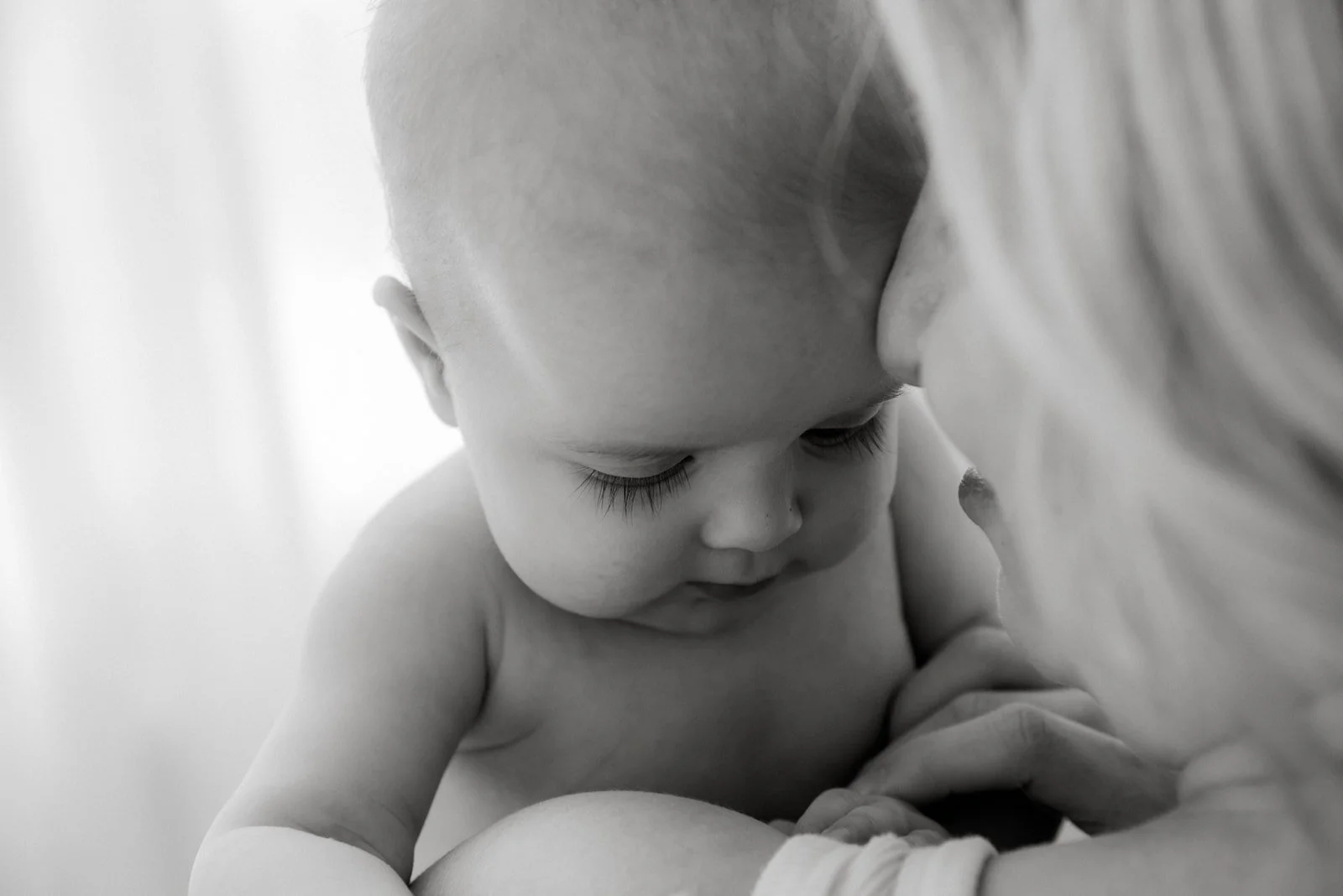 Mustavalkoinen potretti äidistä ja vauvasta.