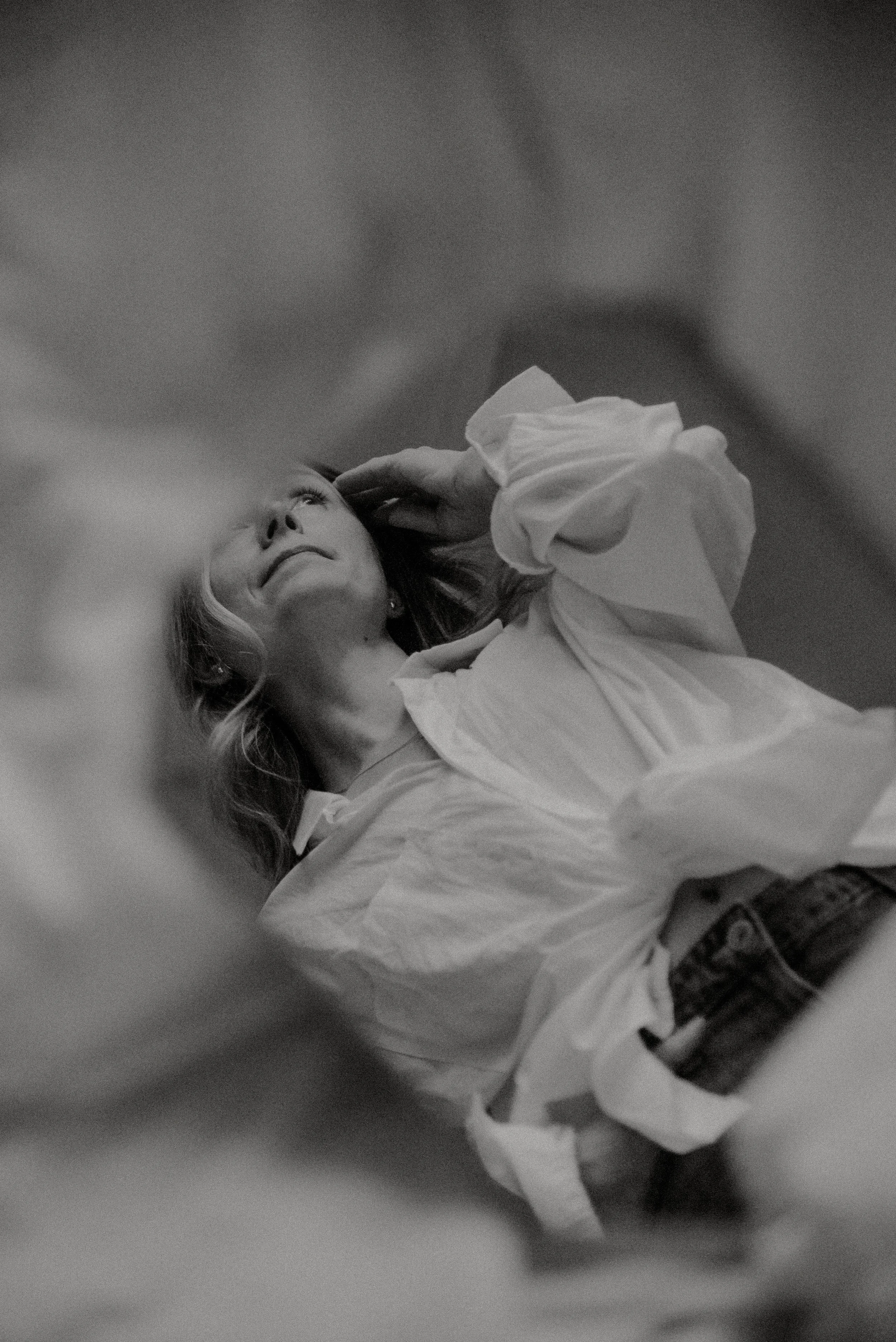 Mustavalkoisessa kuvassa yrittäjä kuvattuna alhaaltpäin.