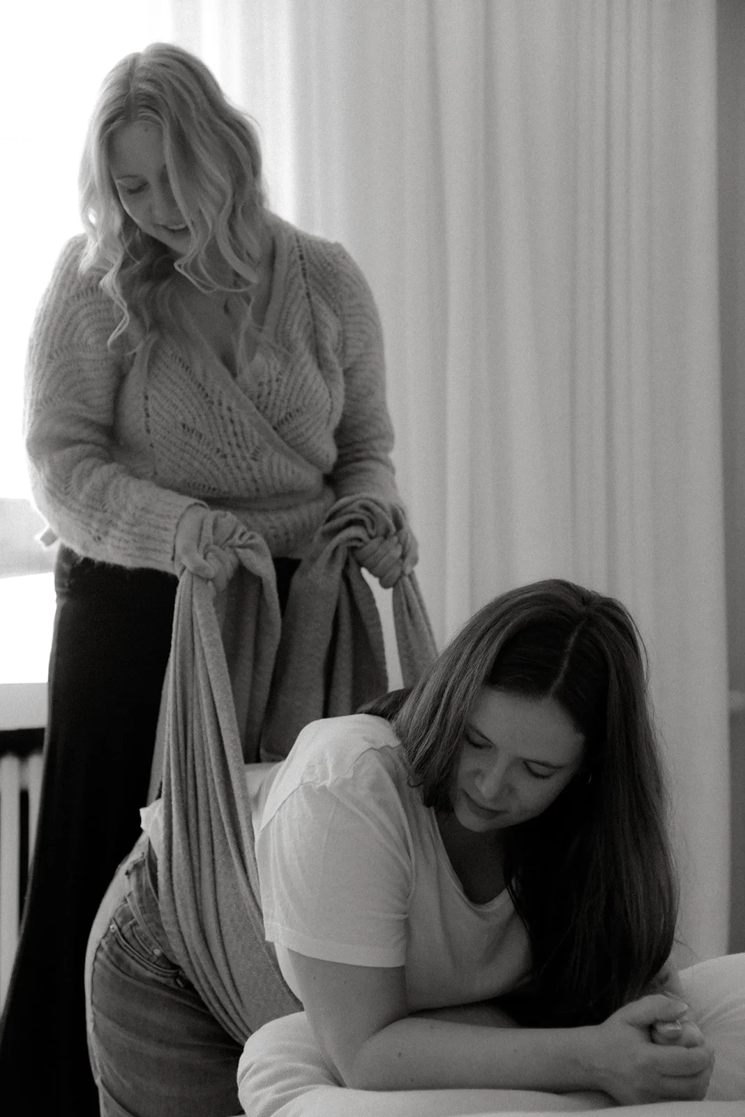 Yrityskuvaus doula Jutta Alaselle. Kuvassa doula työssään asiakkaan kanssa.