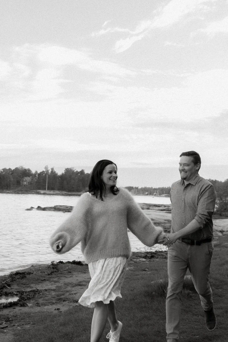 Perhekuvaus miljöössä, pariskunta kävelee käsikkäin meren äärellä. Kuvannut valokuvaaja Heidi Väisänen.