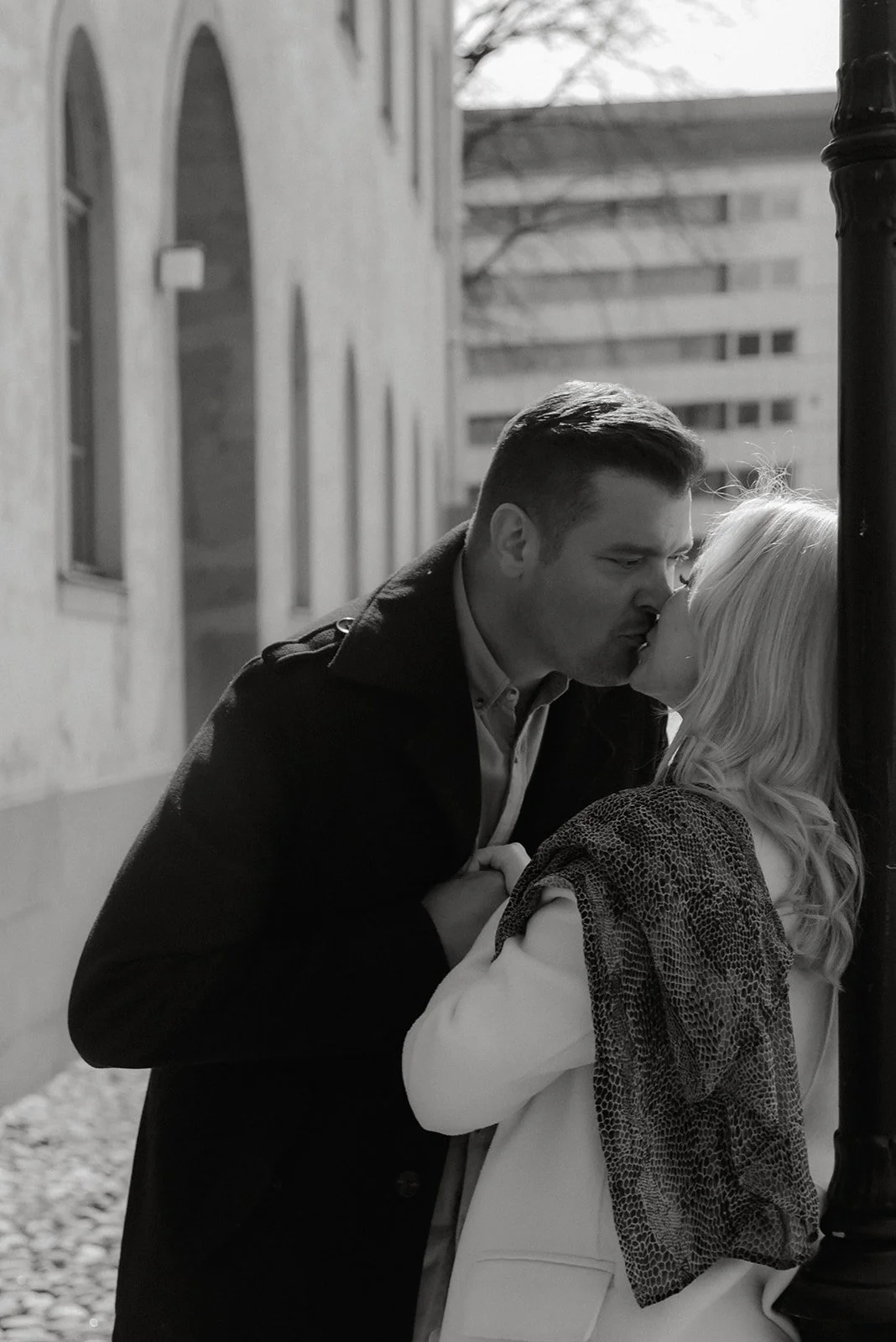 Rakastunut ja toisiinsa painautunut pariskunta. Odotusajankuvaus Vantaa.