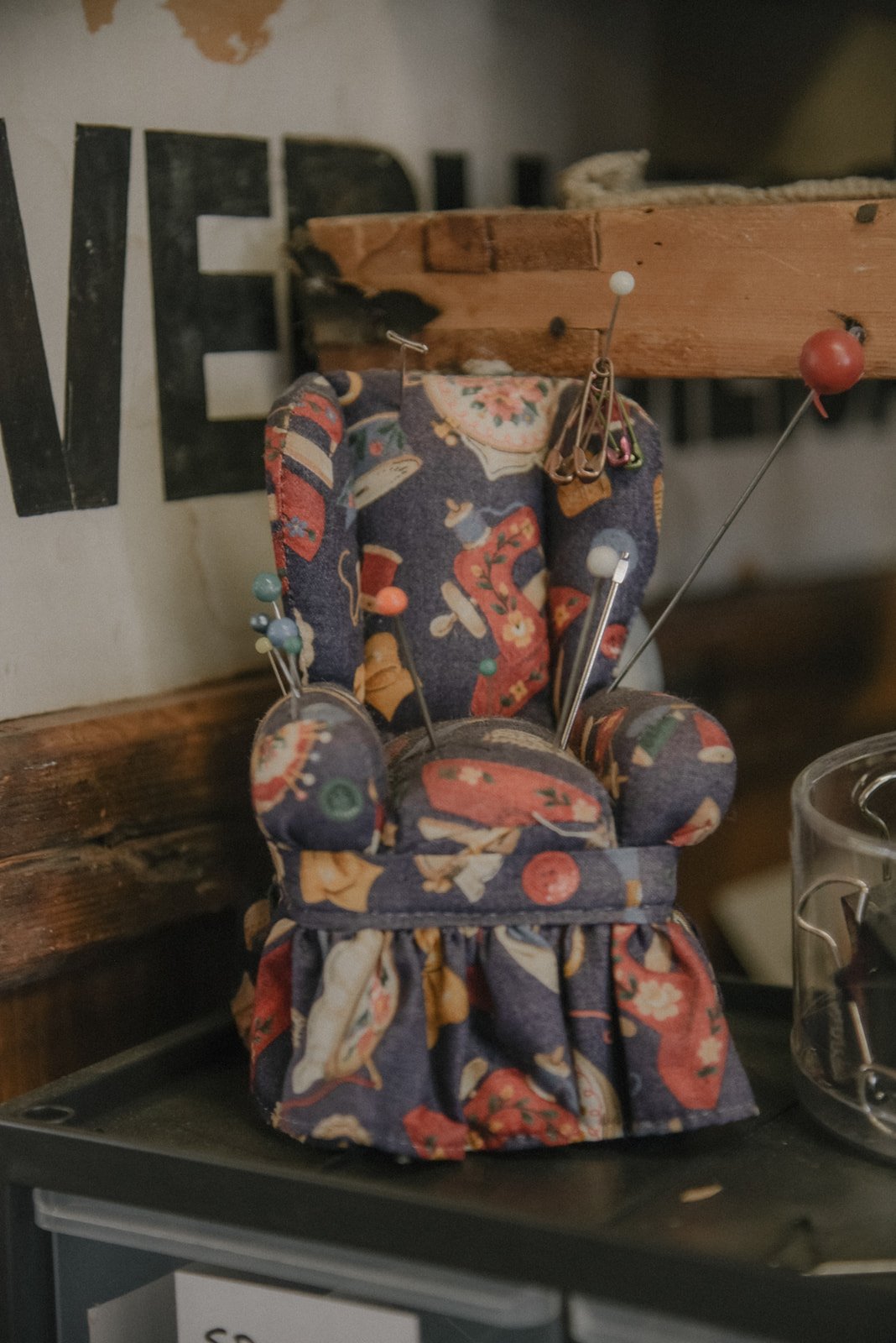 Minikokoinen nojatuoli.