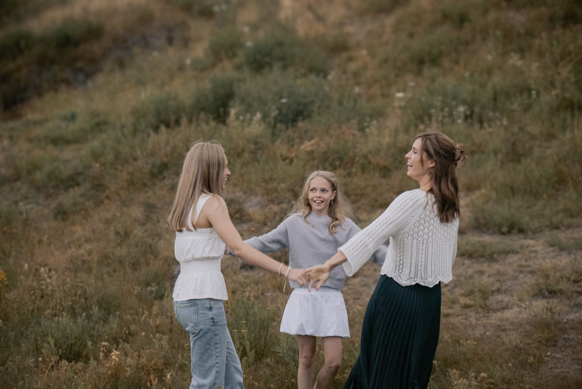 Äiti ja tyttäret käsikkäin.