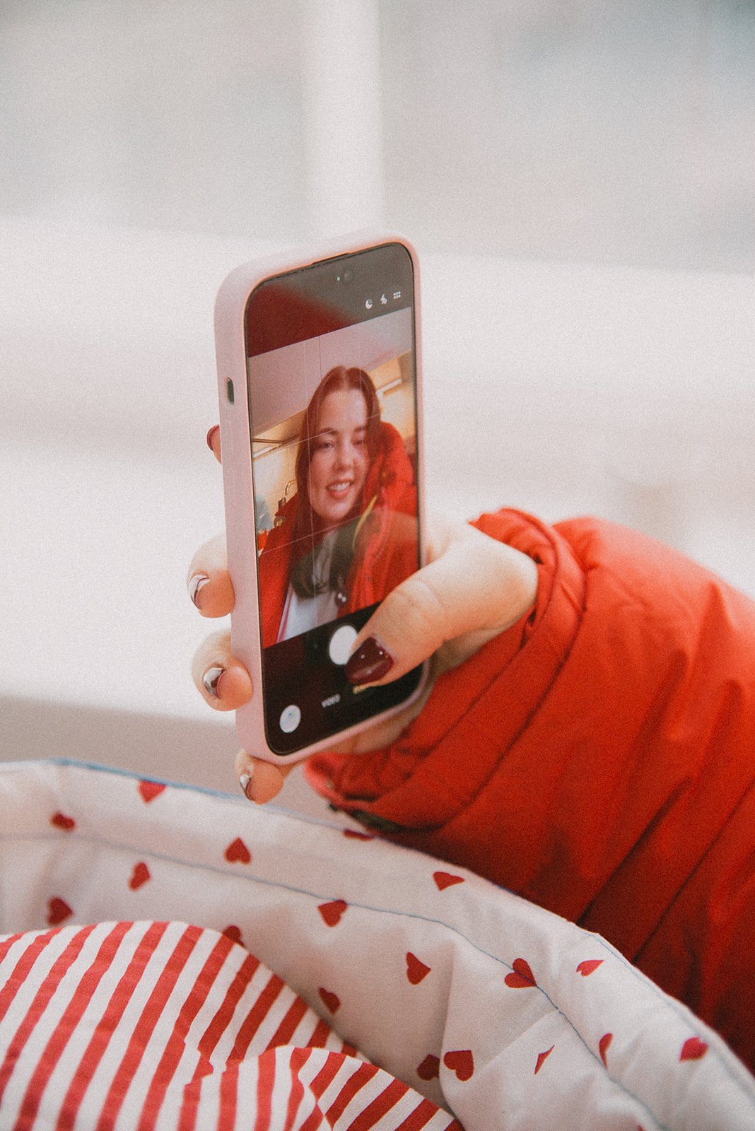 Edlan yrittäjän kasvot kännykän ruudulla.