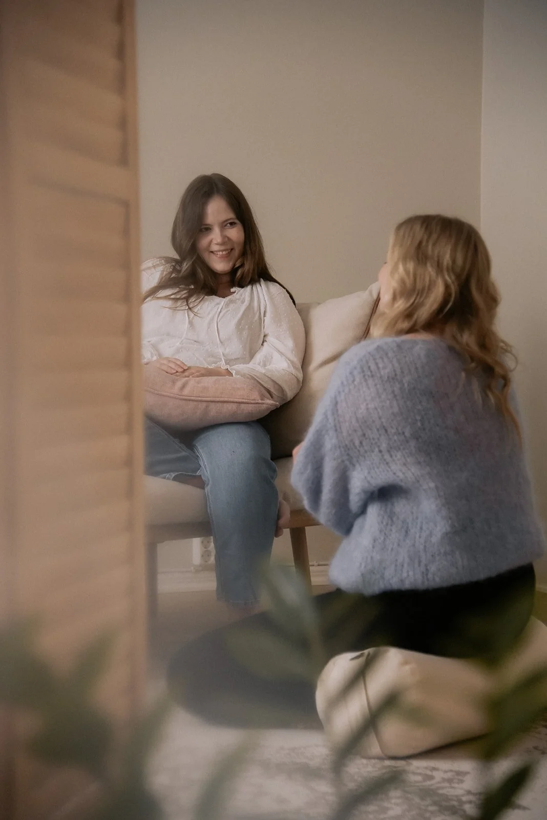 Yrityskuvaus liiketilassa. Doula keskustelee asiakkaansa kanssa.