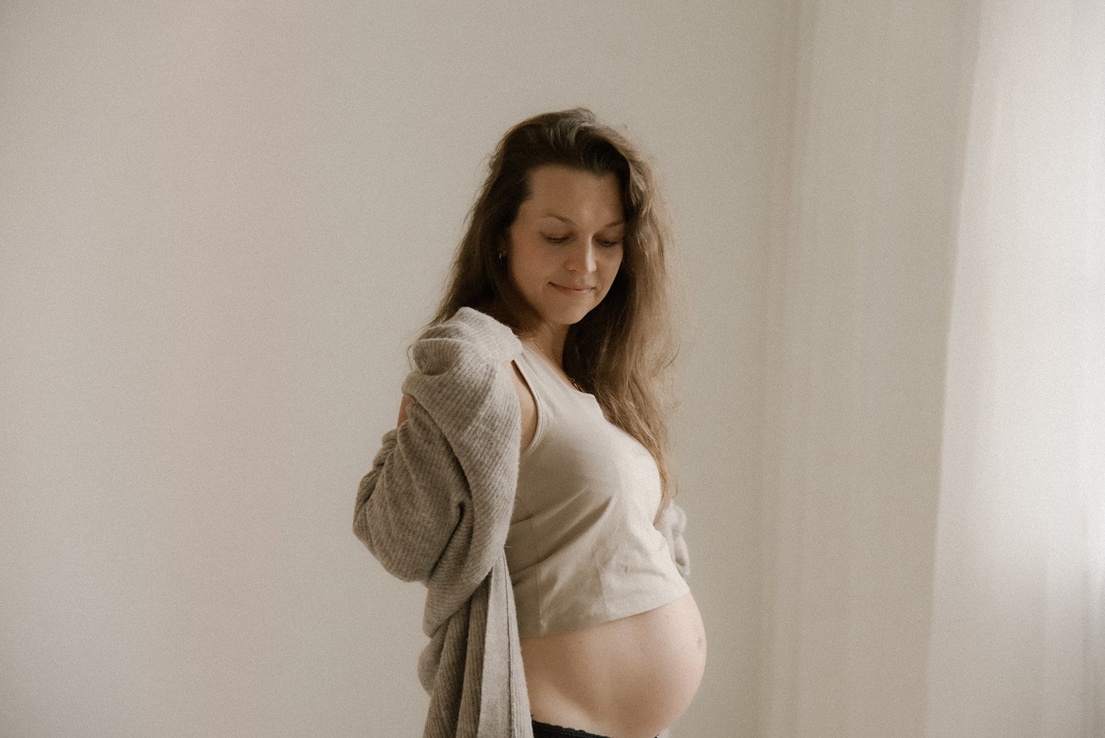 Raskaana oleva nainen kuvattavana Heidi Väisänen studiolla Saviossa.