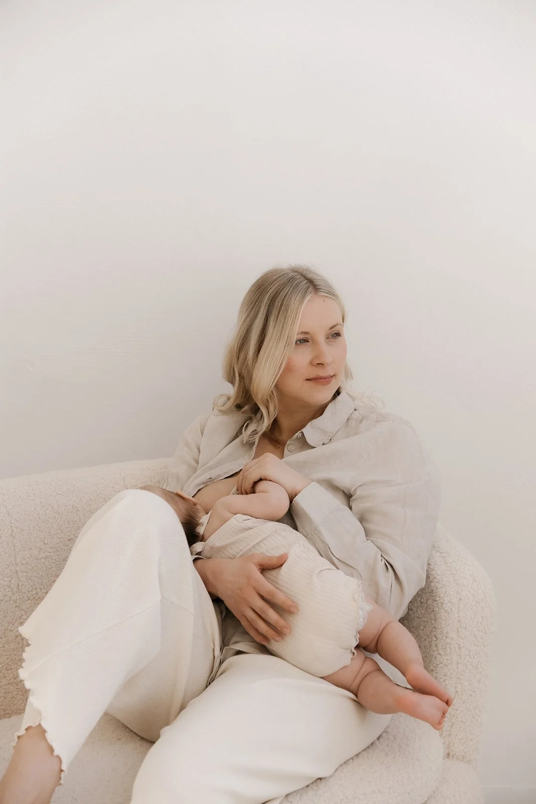 Äiti- ja lapsi -valokuvaus, vauva imettävän äidin sylissä.