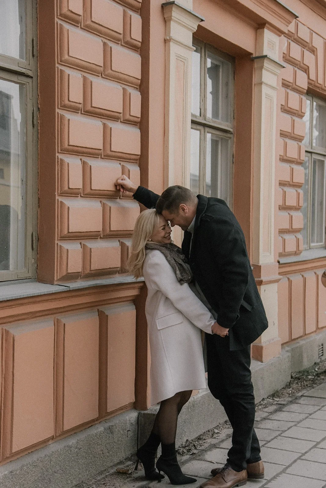 Pariskuntakuvaus kaupunkimiljöössä kadulla. Kuvannut Heidi Väisänen.