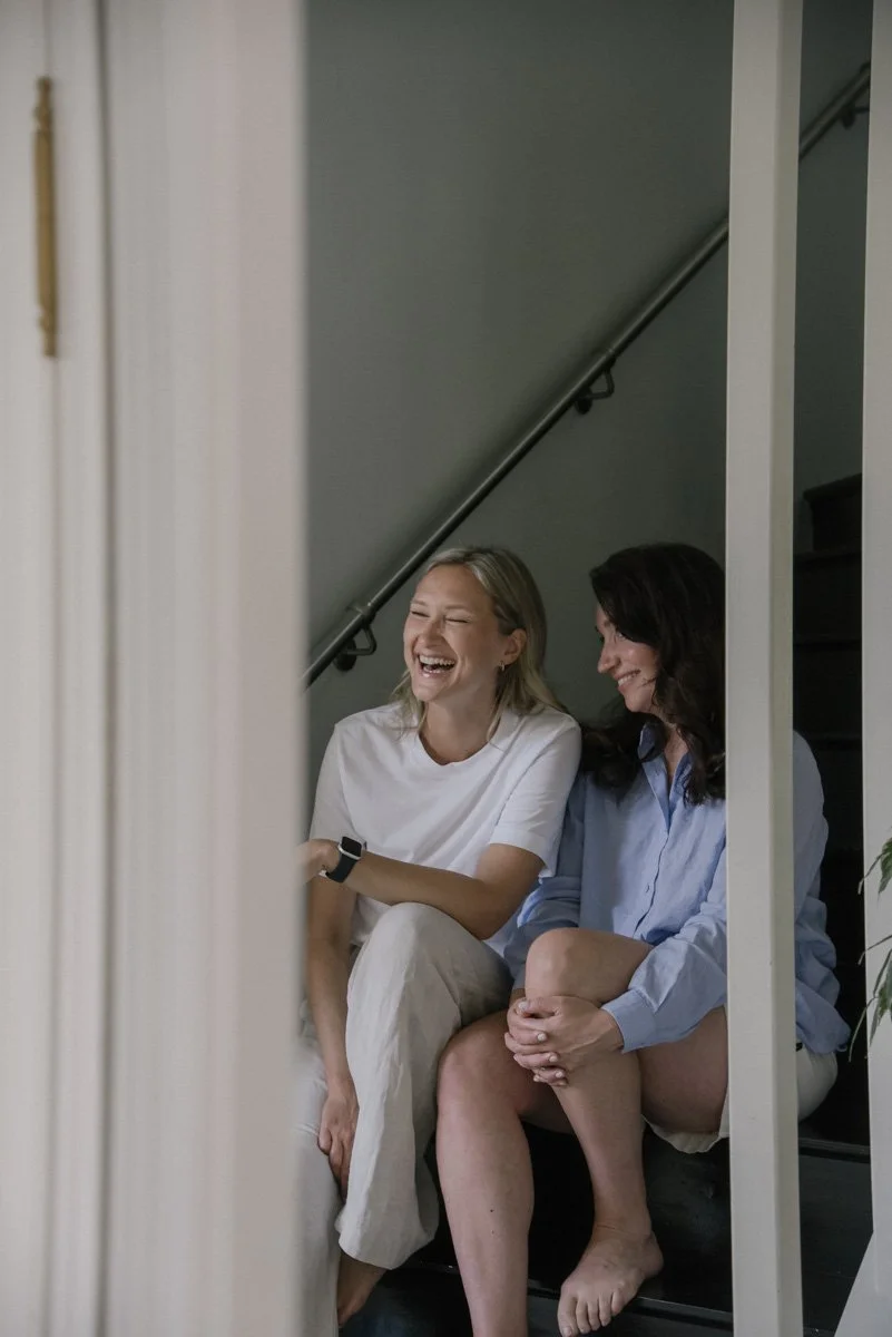 Neam Societyn yrityskuvaus, naisyrittäjät istuvat hymyilevinä portaissa.