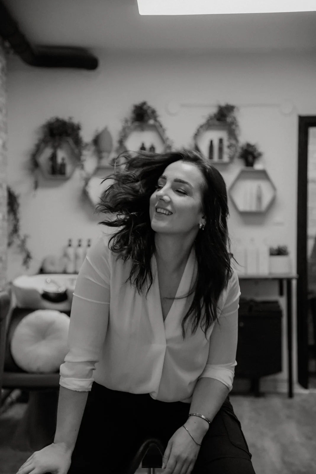 Naisyrittäjä mustavalkoisessa muotokuvassa. Kuvannut henkilökuvaaja Heidi Väisänen.